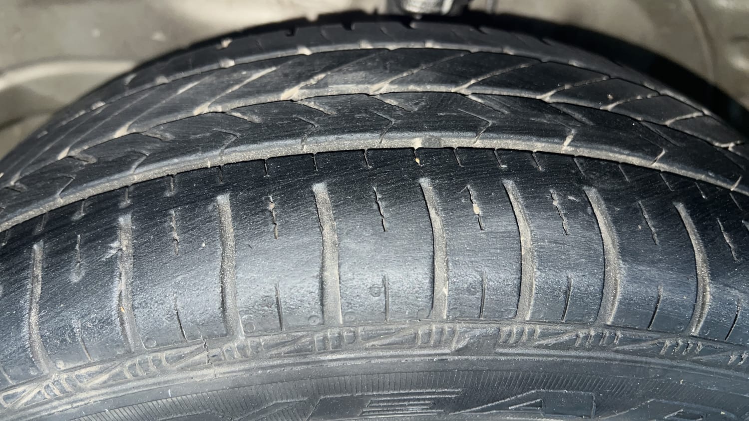 Used 2013 Maruti Suzuki Wagon R VXI Petrol Manual tyres LEFT FRONT TYRE TREAD VIEW