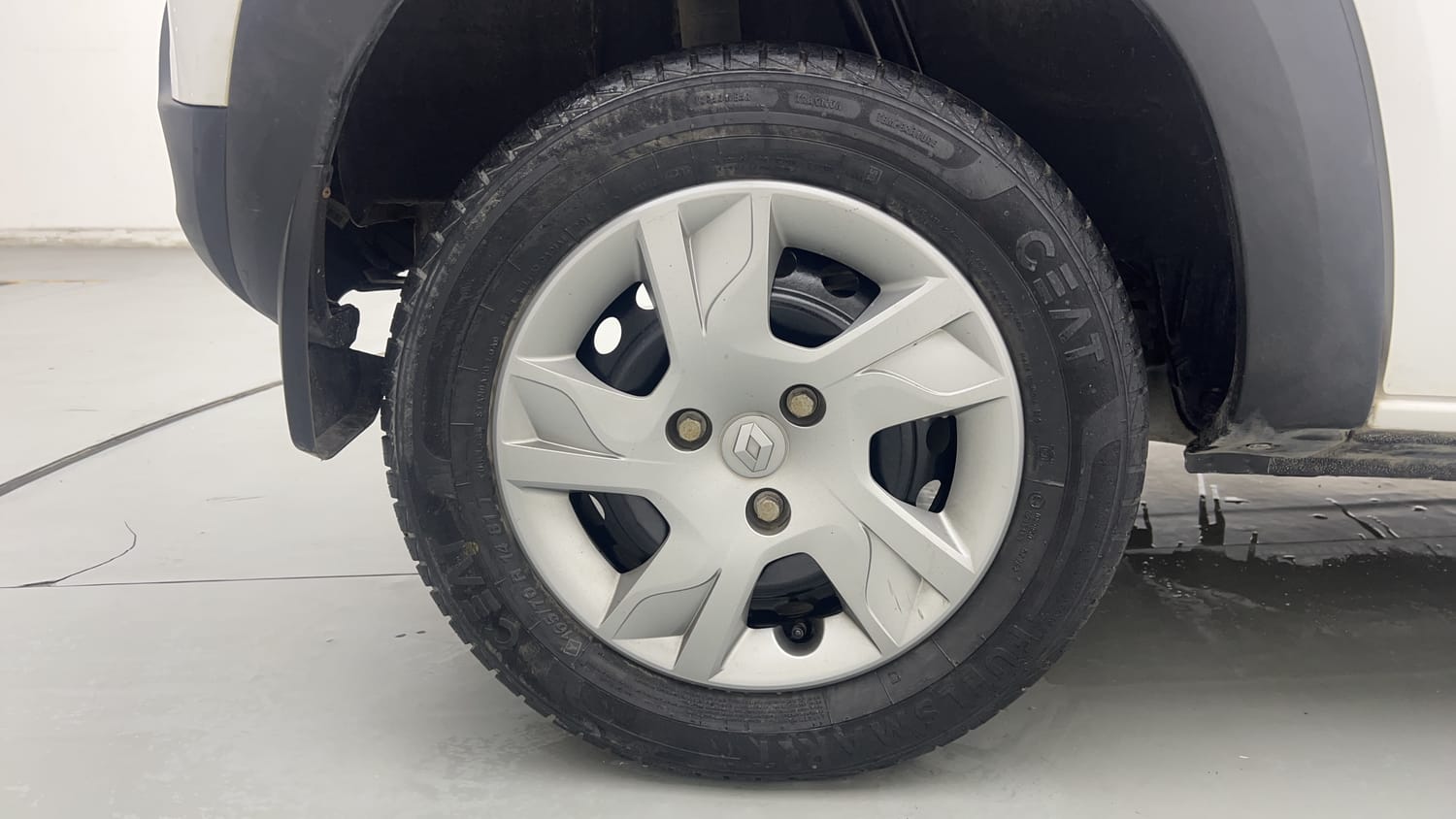 Used 2020 Renault Kwid 1.0 RXT AMT Opt Petrol Automatic tyres RIGHT REAR TYRE RIM VIEW