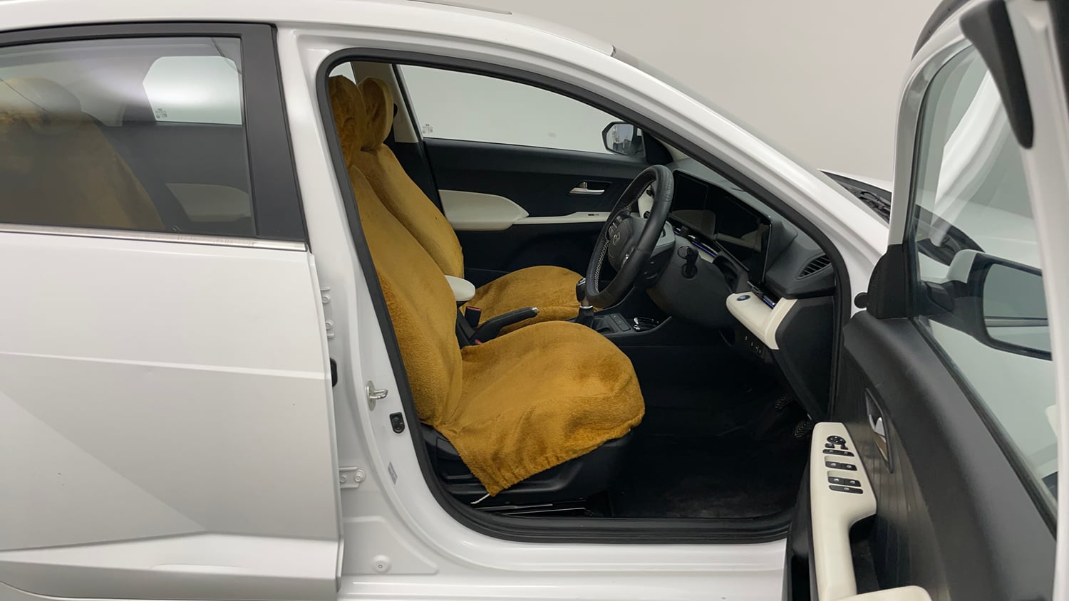 Used 2024 Hyundai Verna SX 1.5 Petrol MT Petrol Manual interior RIGHT SIDE FRONT DOOR CABIN VIEW