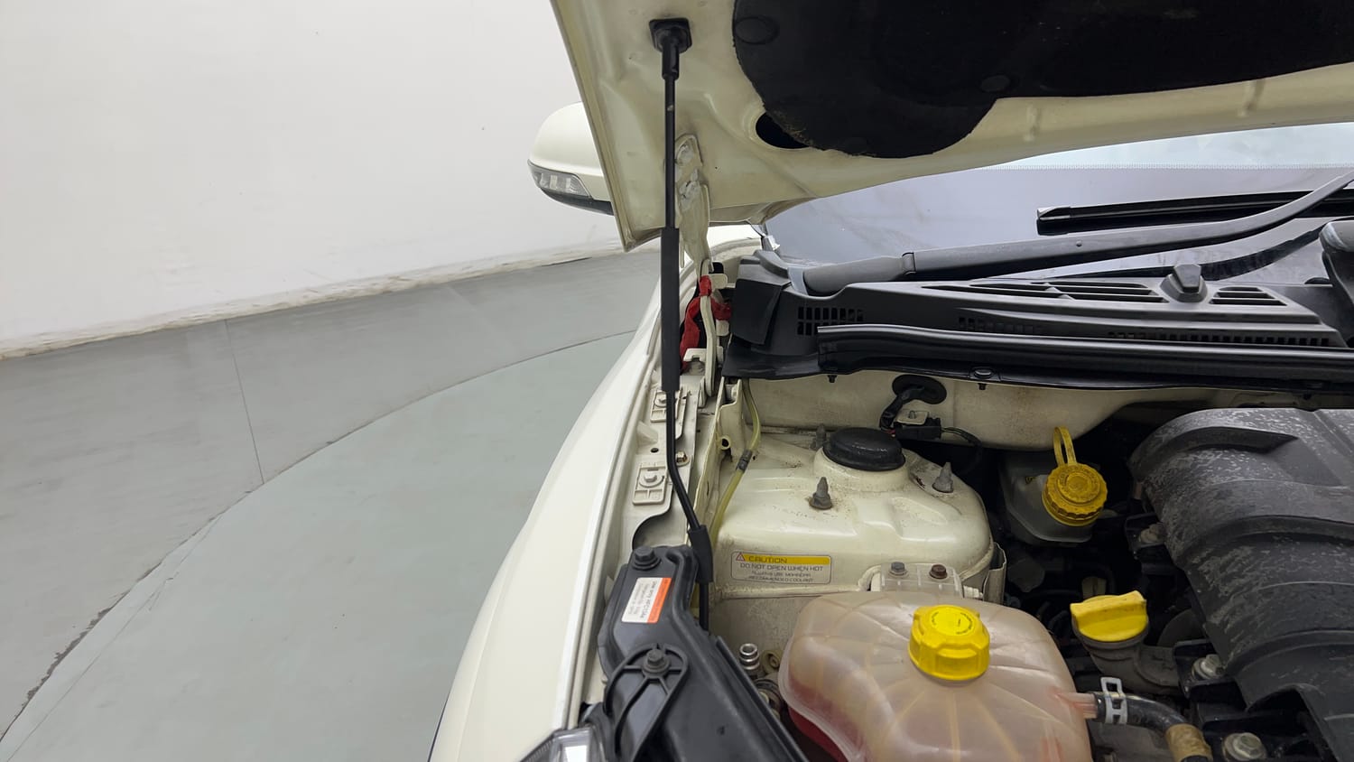 Used 2019 Mahindra XUV500 W9 Diesel Manual engine ENGINE RIGHT SIDE HINGE & APRON VIEW