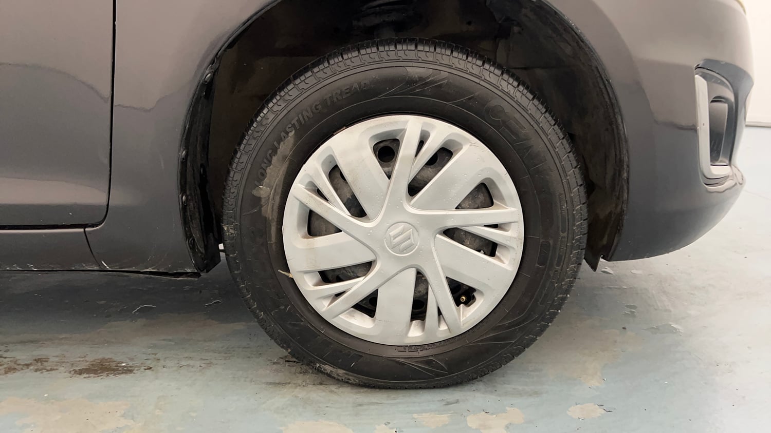 Used 2017 Maruti Suzuki Swift VXi Petrol Manual tyres RIGHT FRONT TYRE RIM VIEW