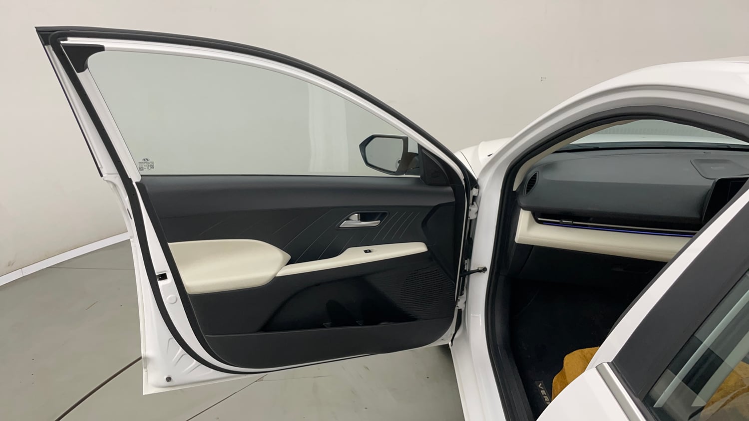 Used 2024 Hyundai Verna SX 1.5 Petrol MT Petrol Manual interior LEFT FRONT DOOR OPEN VIEW