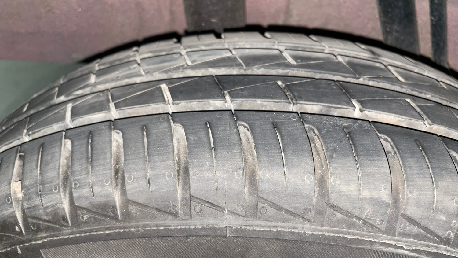 Used 2025 Renault Kwid RXT 1.0L AMT Petrol Automatic tyres RIGHT REAR TYRE TREAD VIEW