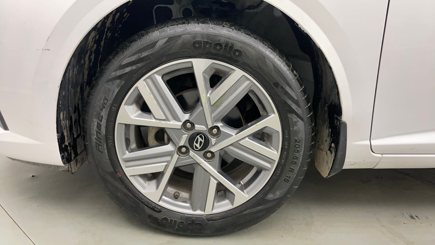 Used 2024 Hyundai Verna SX 1.5 Petrol MT Petrol Manual tyres LEFT FRONT TYRE RIM VIEW