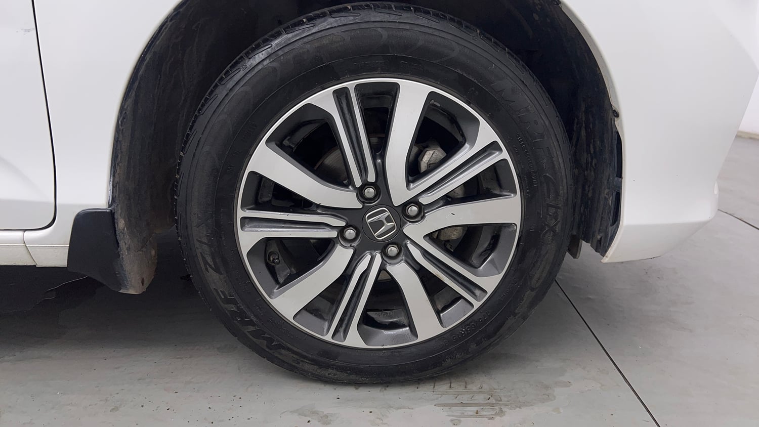 Used 2024 Honda Amaze VX 1.2 Petrol CVT Petrol Automatic tyres RIGHT FRONT TYRE RIM VIEW