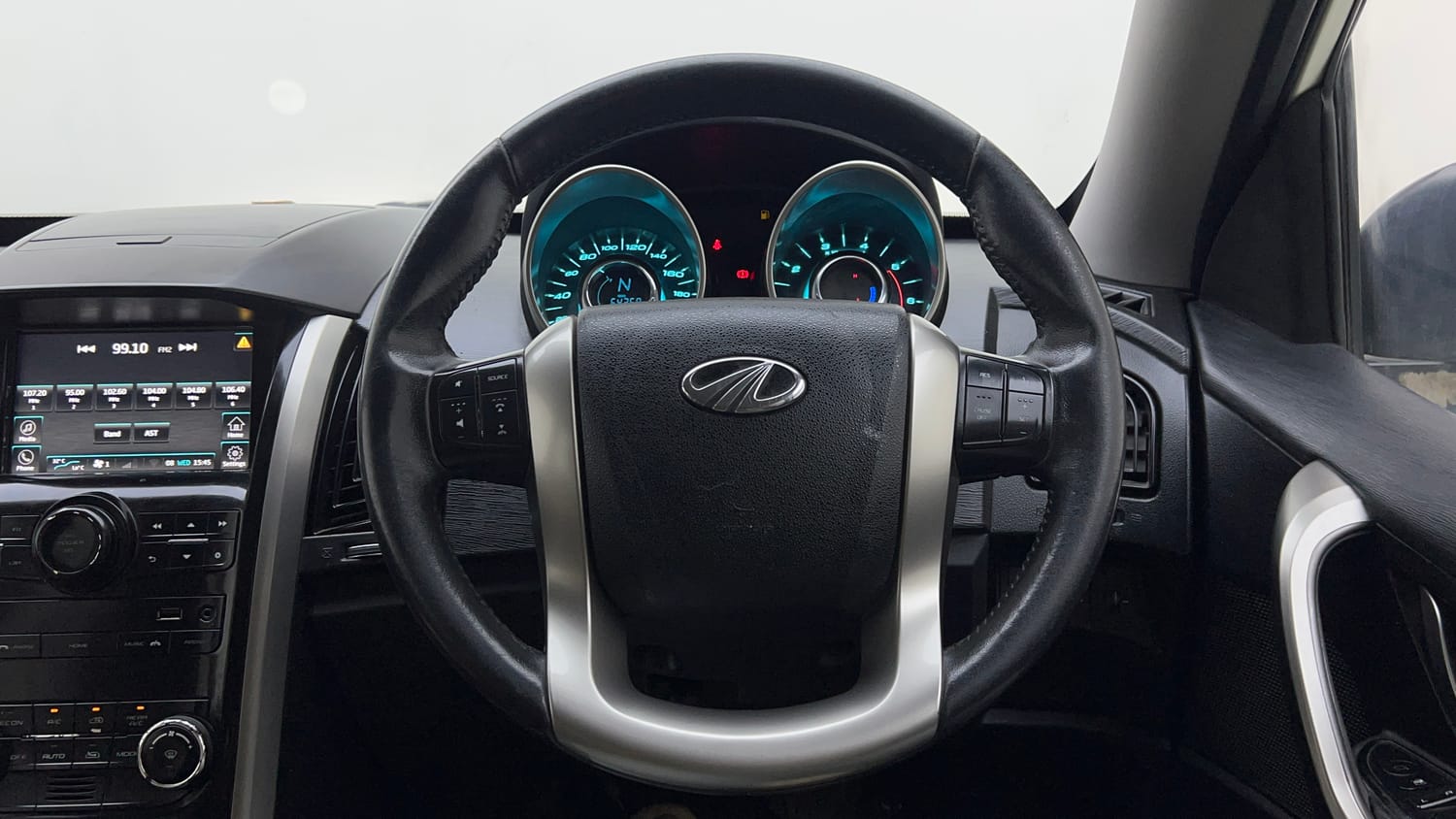 Used 2019 Mahindra XUV500 W9 Diesel Manual interior STEERING VIEW