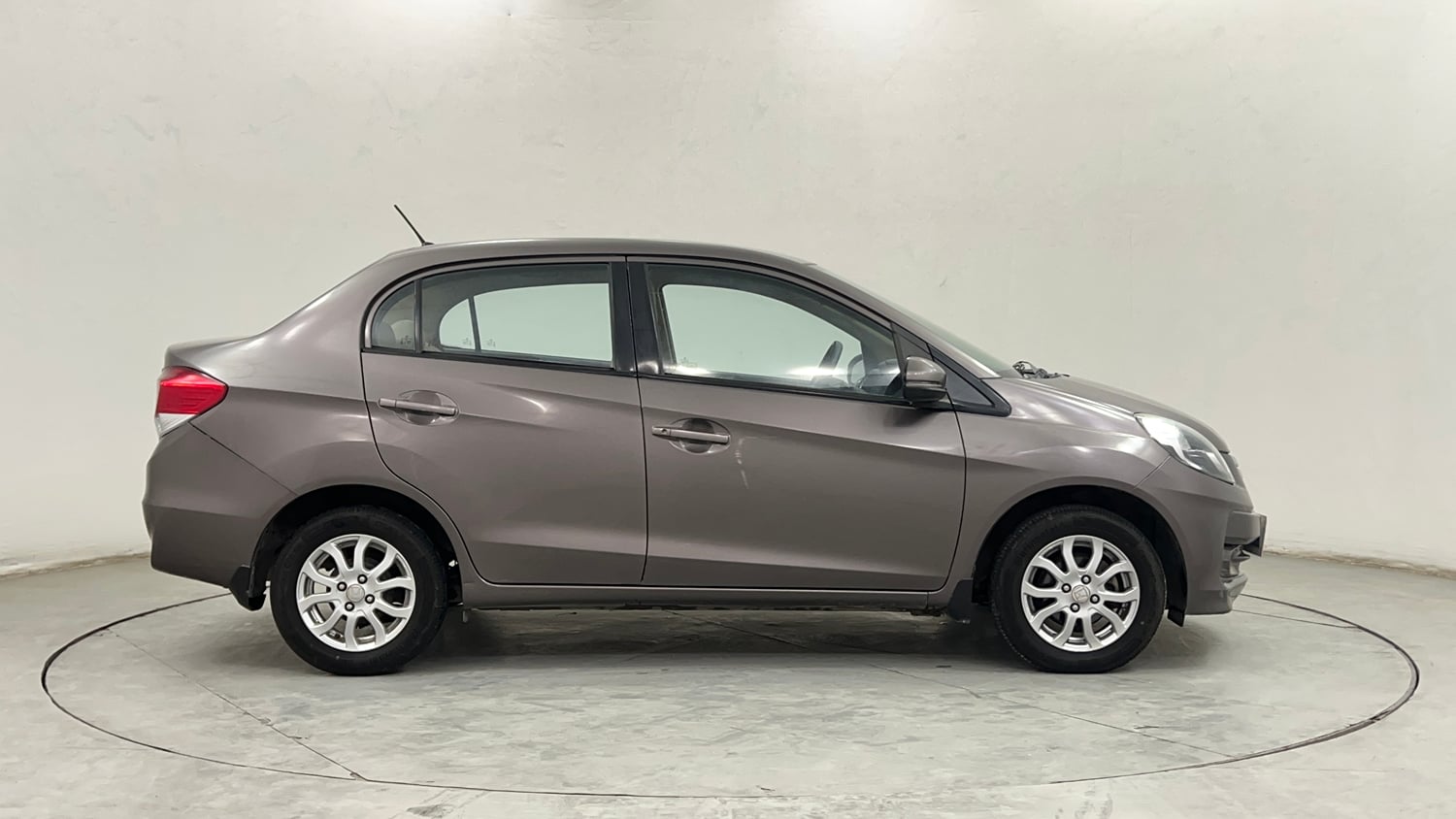 Used 2015 Honda Amaze 1.2 VX i-VTEC Petrol Manual exterior RIGHT SIDE VIEW
