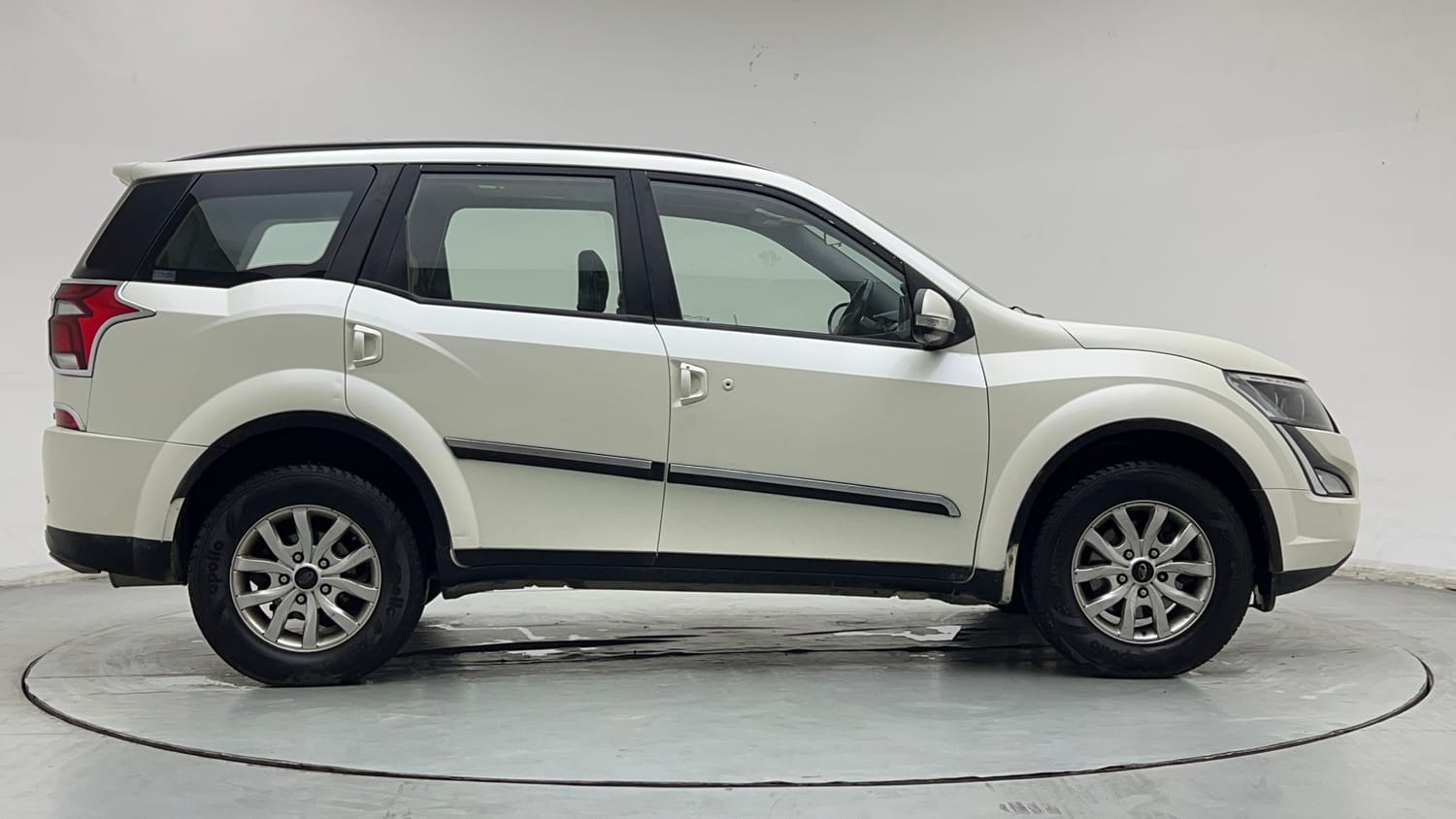 Used 2019 Mahindra XUV500 W9 Diesel Manual exterior RIGHT SIDE VIEW