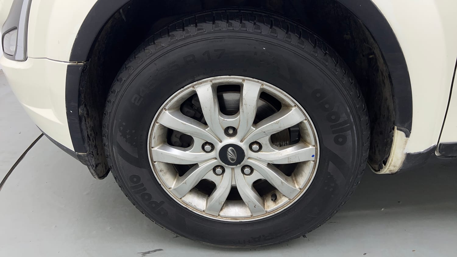 Used 2019 Mahindra XUV500 W9 Diesel Manual tyres LEFT FRONT TYRE RIM VIEW
