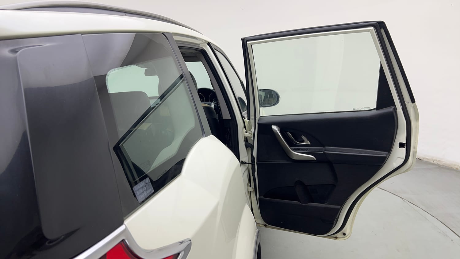 Used 2019 Mahindra XUV500 W9 Diesel Manual interior RIGHT REAR DOOR OPEN VIEW