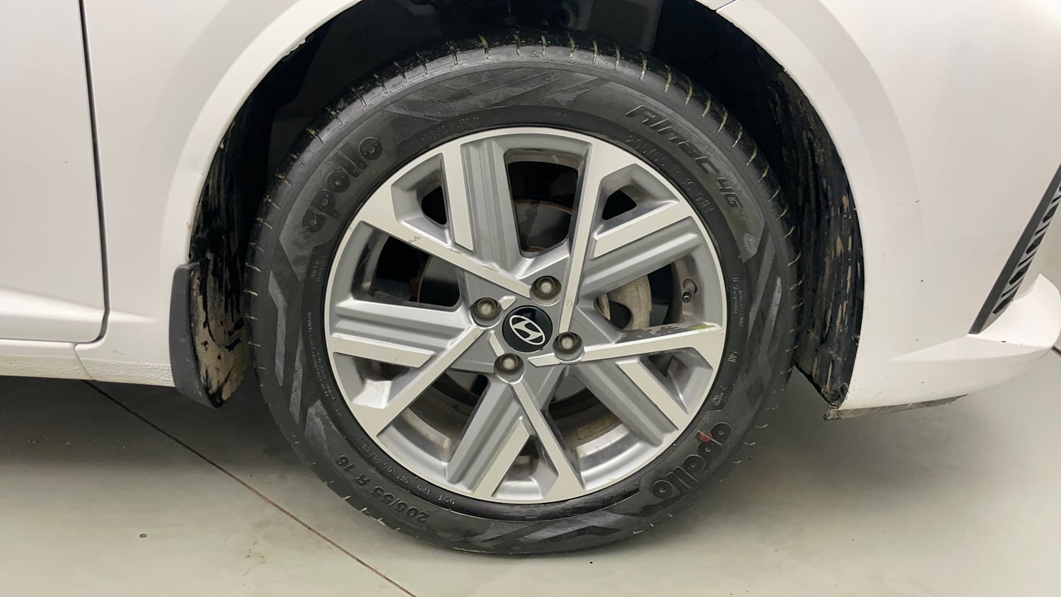 Used 2024 Hyundai Verna SX 1.5 Petrol MT Petrol Manual tyres RIGHT FRONT TYRE RIM VIEW