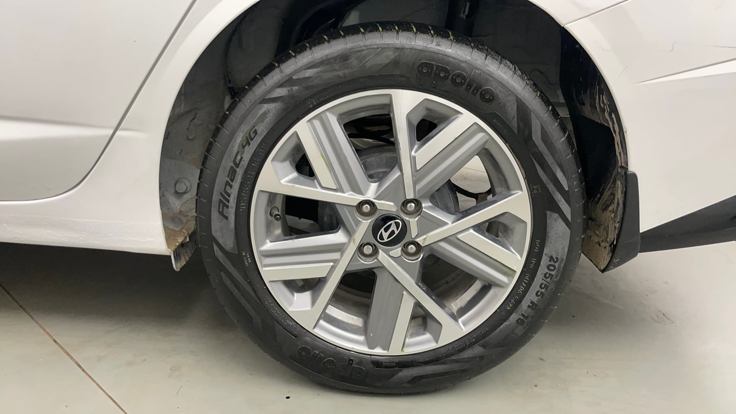 Used 2024 Hyundai Verna SX 1.5 Petrol MT Petrol Manual tyres LEFT REAR TYRE RIM VIEW