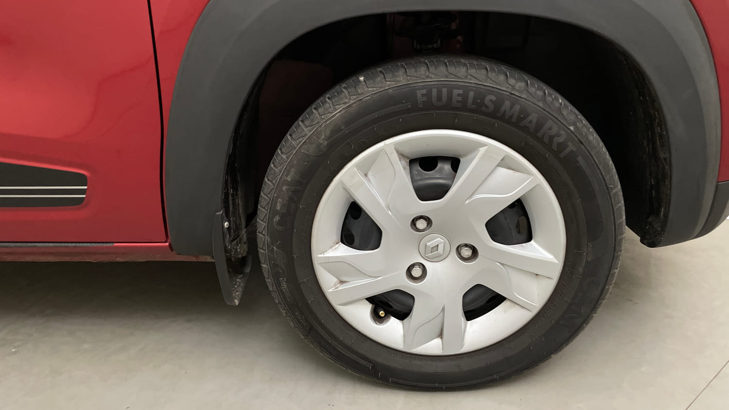 Used 2025 Renault Kwid RXT 1.0L AMT Petrol Automatic tyres RIGHT FRONT TYRE RIM VIEW