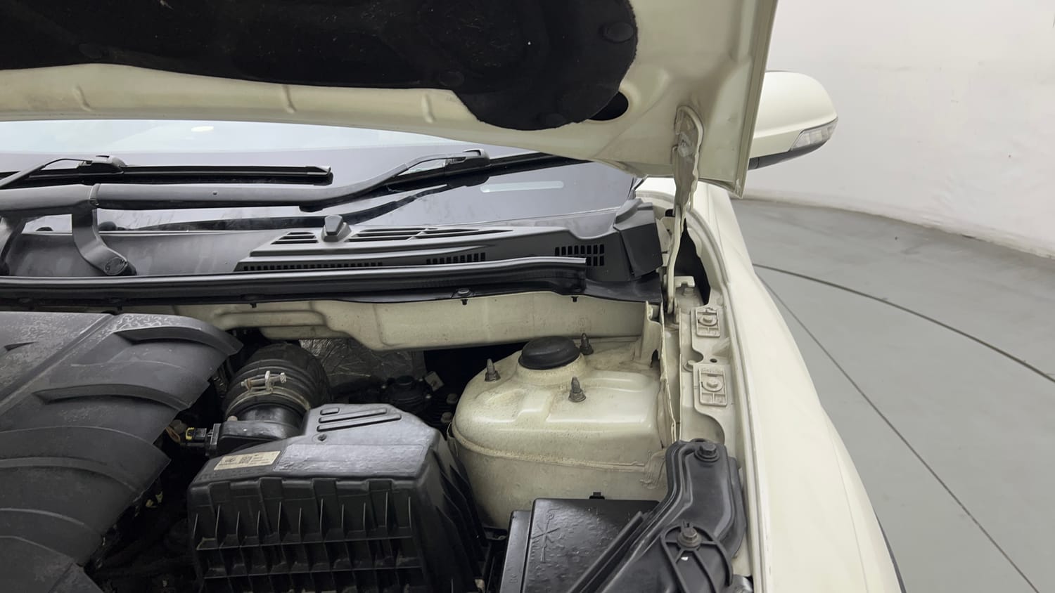 Used 2019 Mahindra XUV500 W9 Diesel Manual engine ENGINE LEFT SIDE HINGE & APRON VIEW