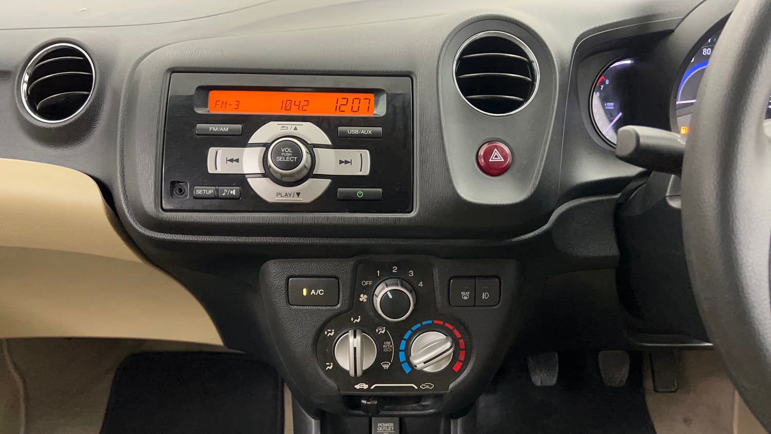 Used 2015 Honda Amaze 1.2 VX i-VTEC Petrol Manual interior MUSIC SYSTEM & AC CONTROL VIEW