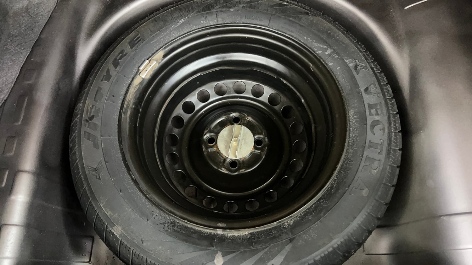 Used 2015 Honda Amaze 1.2 VX i-VTEC Petrol Manual tyres SPARE TYRE VIEW