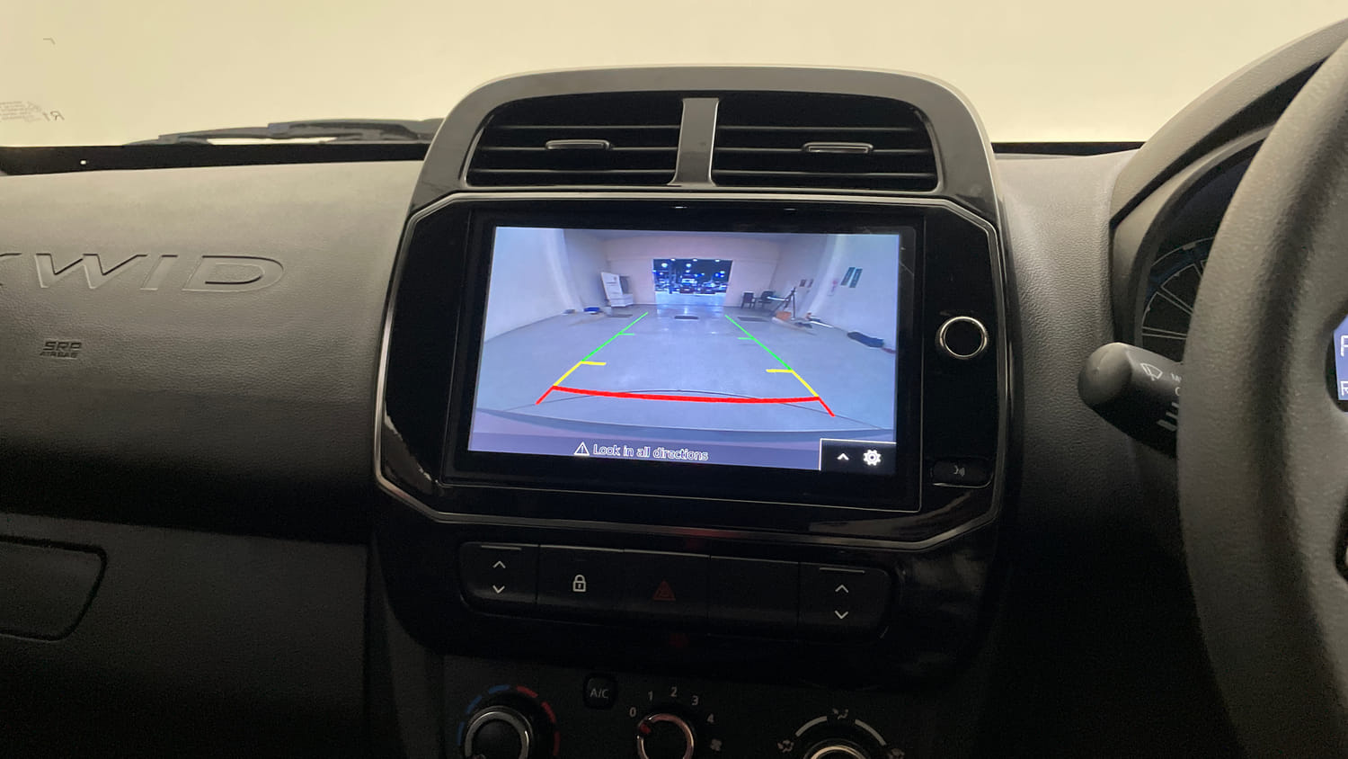Used 2025 Renault Kwid RXT 1.0L AMT Petrol Automatic top_features Rear camera
