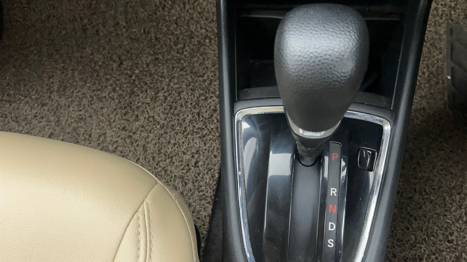 Used 2024 Honda Amaze VX 1.2 Petrol CVT Petrol Automatic interior GEAR  KNOB VIEW
