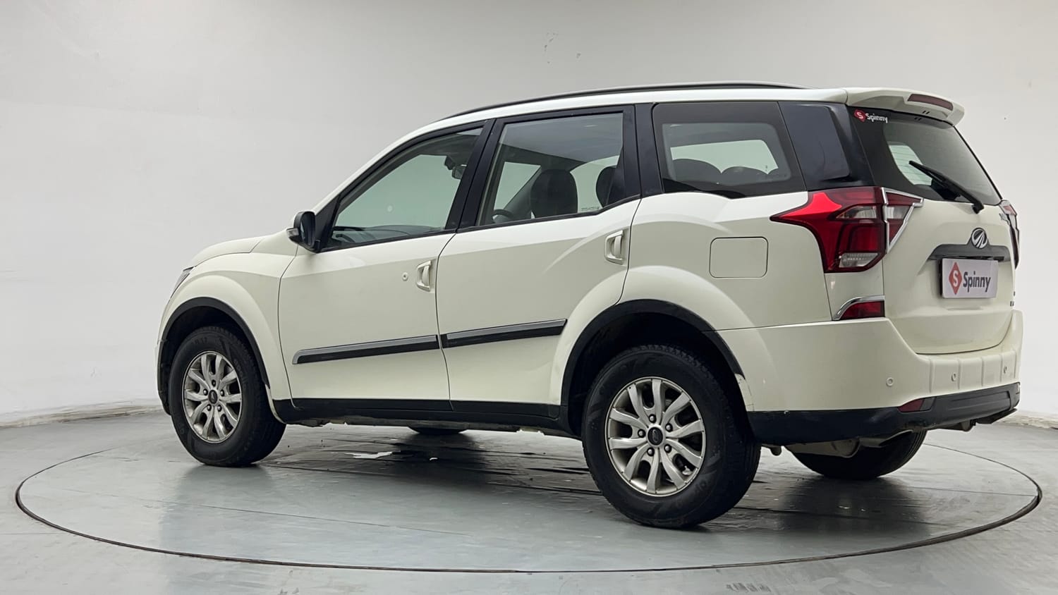 Used 2019 Mahindra XUV500 W9 Diesel Manual exterior LEFT REAR CORNER VIEW