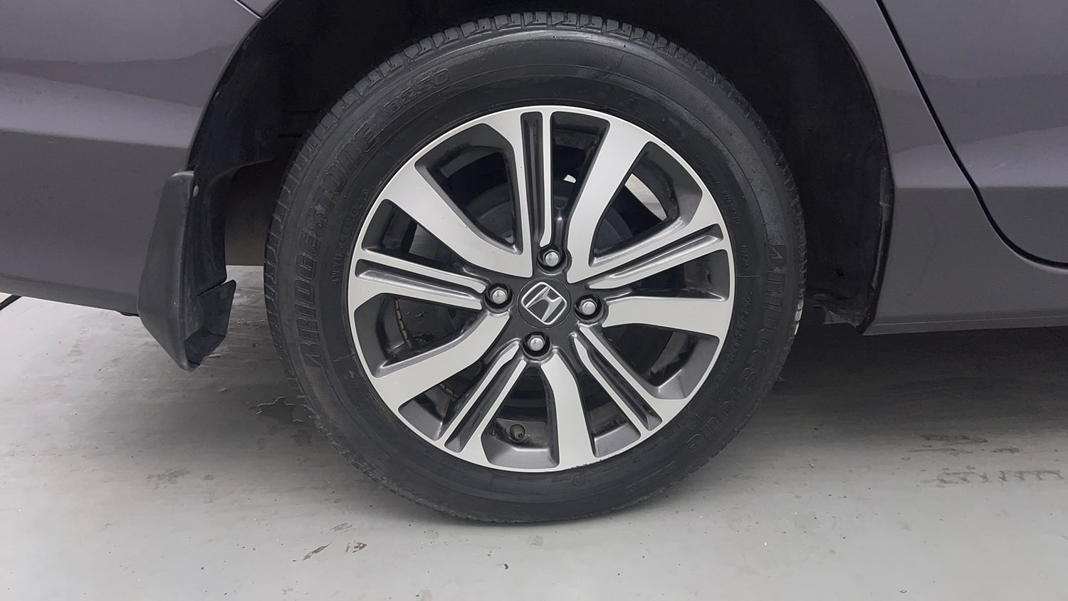 Used 2022 Honda City 4th Generation V Petrol Petrol Manual tyres RIGHT REAR TYRE RIM VIEW