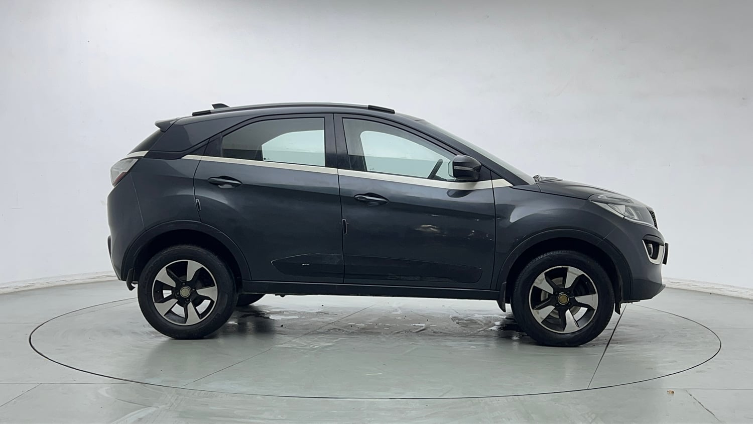 Used 2017 Tata Nexon XZ Plus Petrol Manual exterior RIGHT SIDE VIEW