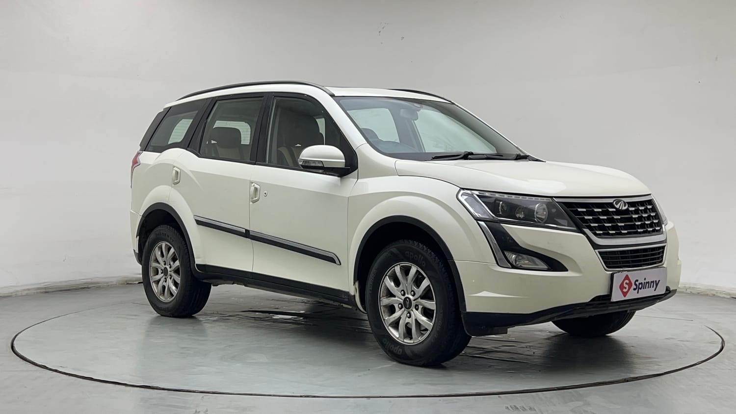 Used 2019 Mahindra XUV500 W9 Diesel Manual exterior RIGHT FRONT CORNER VIEW