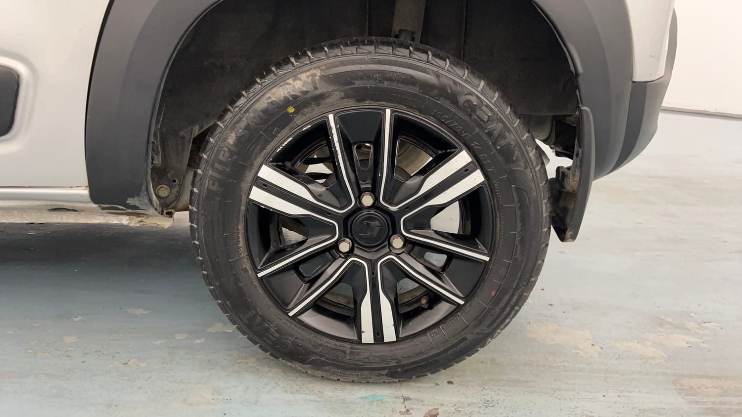 Used 2023 Renault Kwid CLIMBER AMT Petrol Automatic tyres LEFT REAR TYRE RIM VIEW