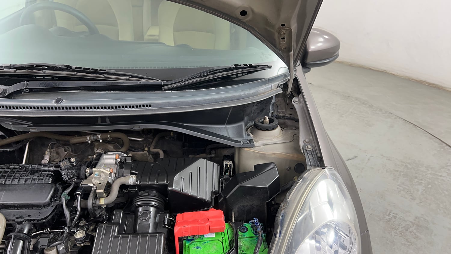 Used 2015 Honda Amaze 1.2 VX i-VTEC Petrol Manual engine ENGINE LEFT SIDE HINGE & APRON VIEW