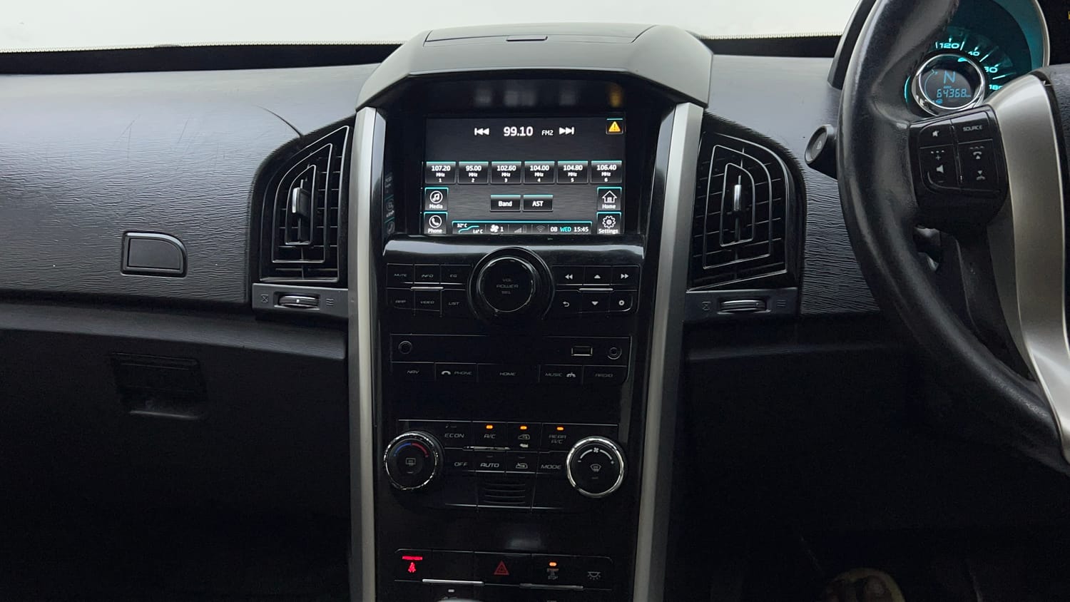 Used 2019 Mahindra XUV500 W9 Diesel Manual interior MUSIC SYSTEM & AC CONTROL VIEW