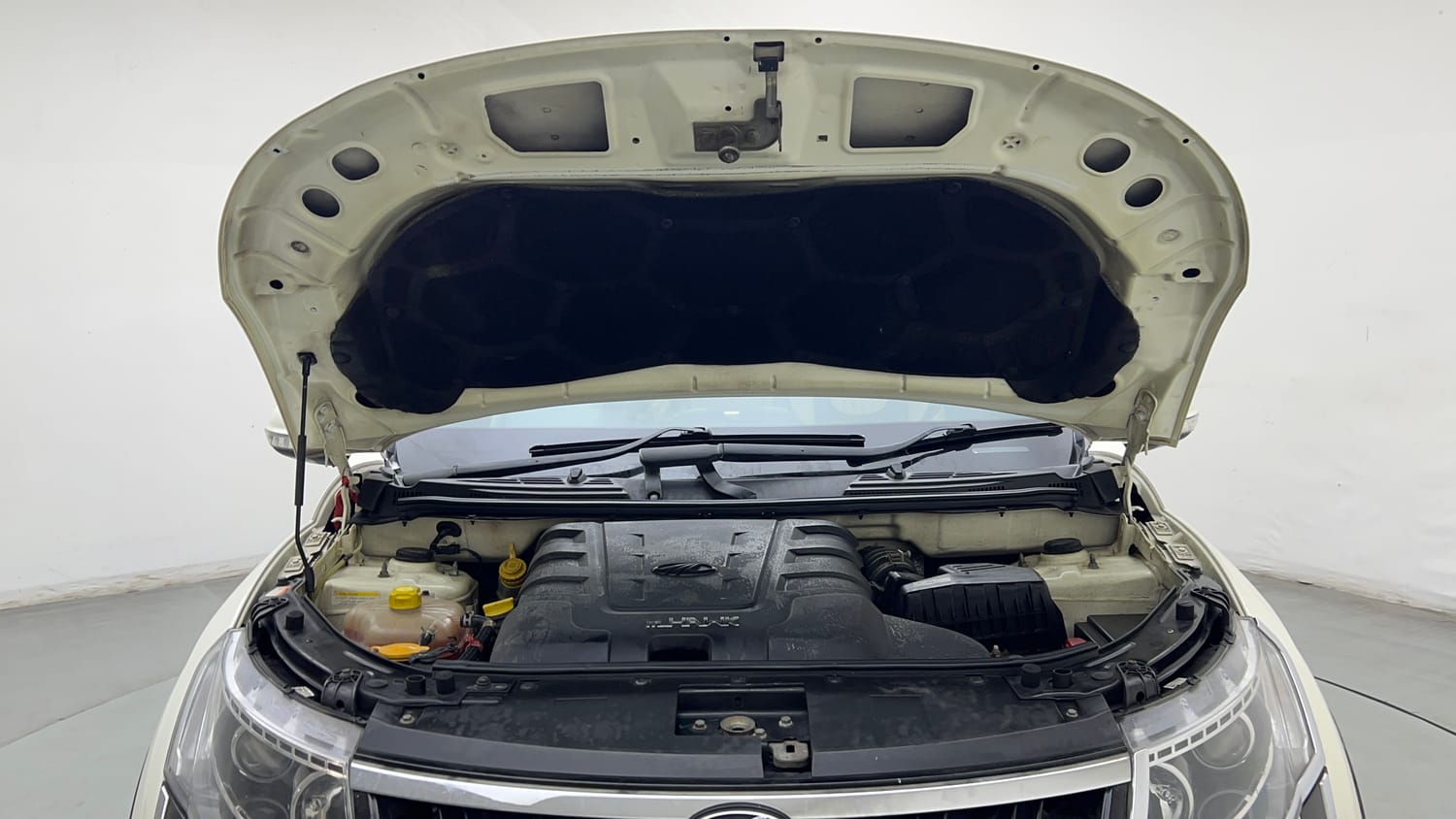 Used 2019 Mahindra XUV500 W9 Diesel Manual engine ENGINE & BONNET OPEN FRONT VIEW