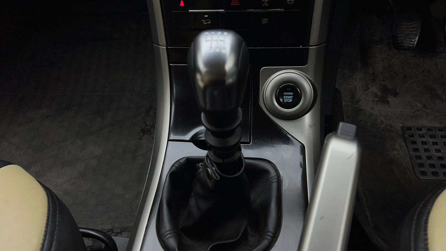 Used 2019 Mahindra XUV500 W9 Diesel Manual interior GEAR  KNOB VIEW