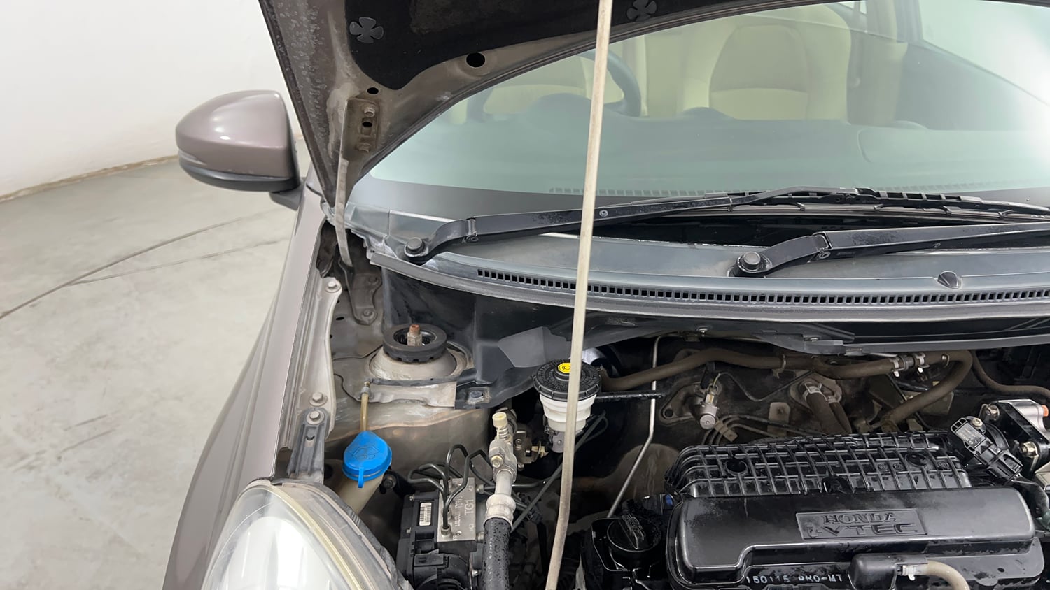 Used 2015 Honda Amaze 1.2 VX i-VTEC Petrol Manual engine ENGINE RIGHT SIDE HINGE & APRON VIEW