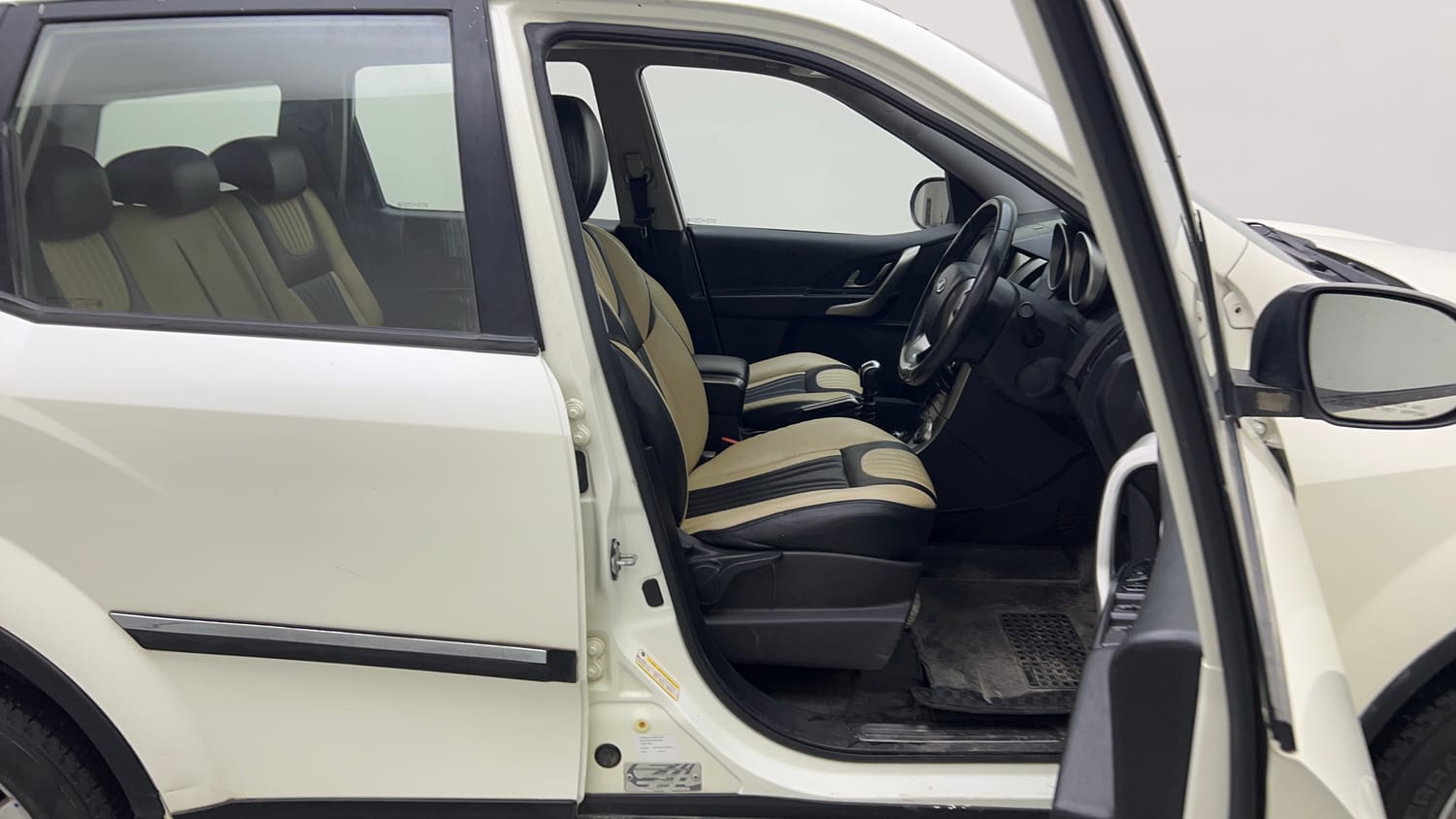 Used 2019 Mahindra XUV500 W9 Diesel Manual interior RIGHT SIDE FRONT DOOR CABIN VIEW
