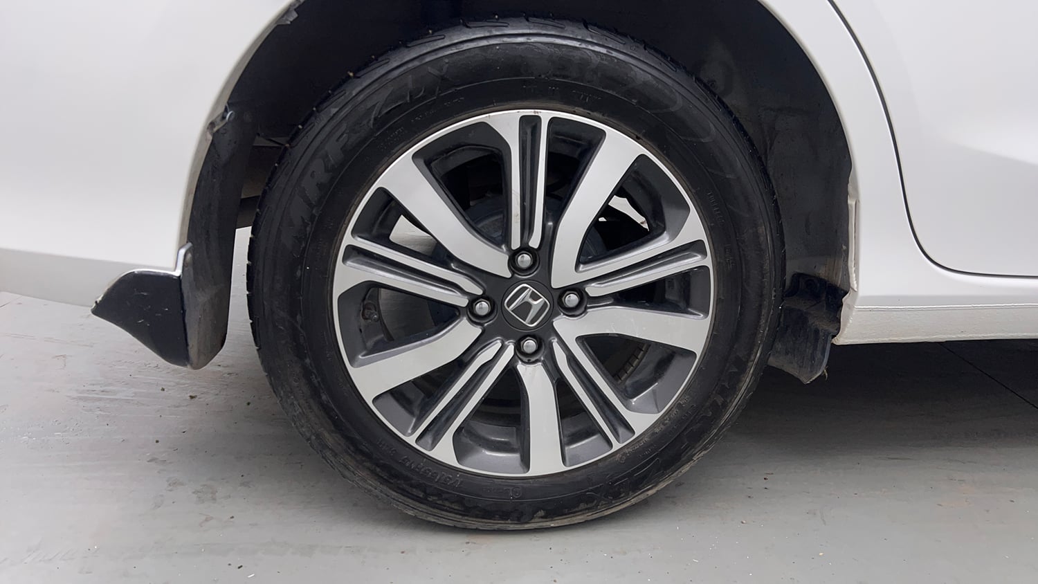 Used 2024 Honda Amaze VX 1.2 Petrol CVT Petrol Automatic tyres RIGHT REAR TYRE RIM VIEW