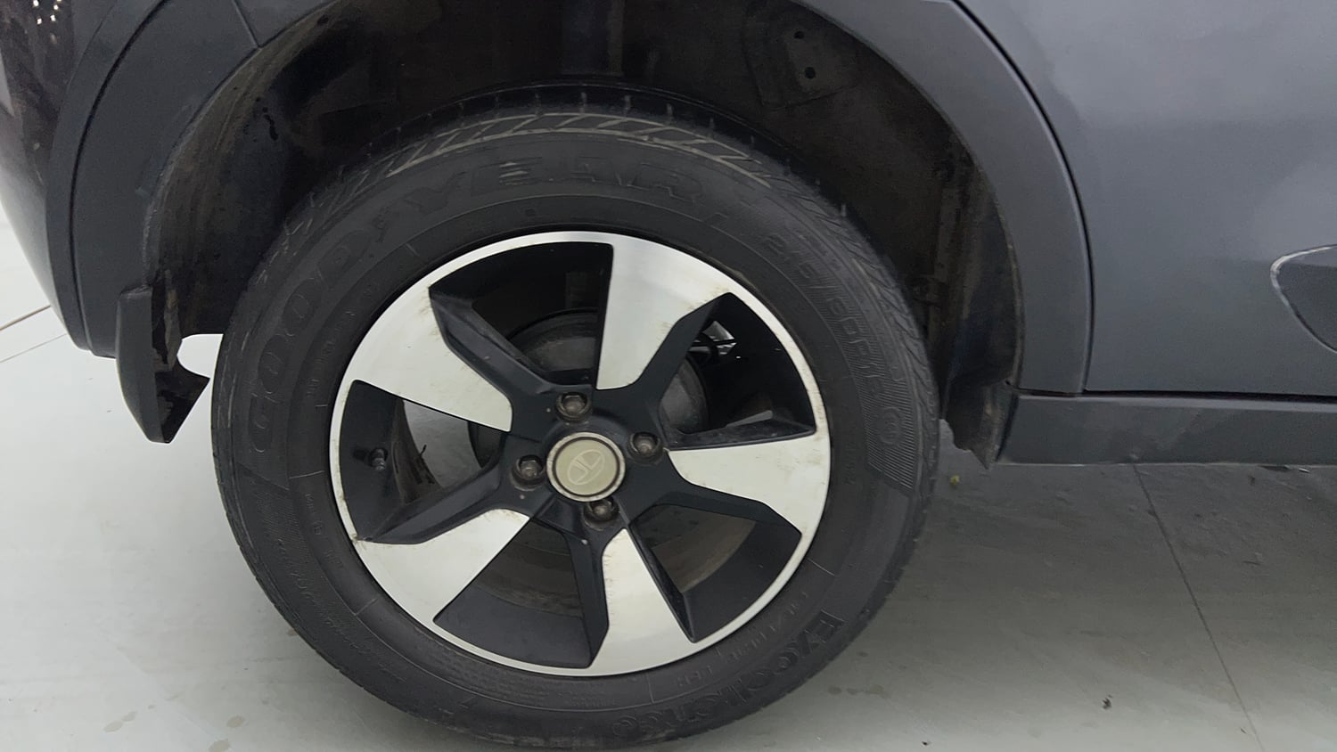 Used 2017 Tata Nexon XZ Plus Petrol Manual tyres RIGHT REAR TYRE RIM VIEW