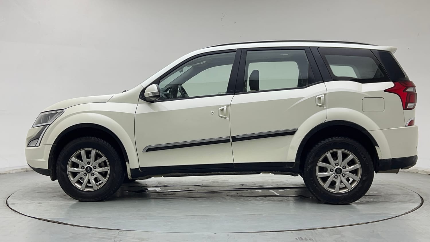 Used 2019 Mahindra XUV500 W9 Diesel Manual exterior LEFT SIDE VIEW