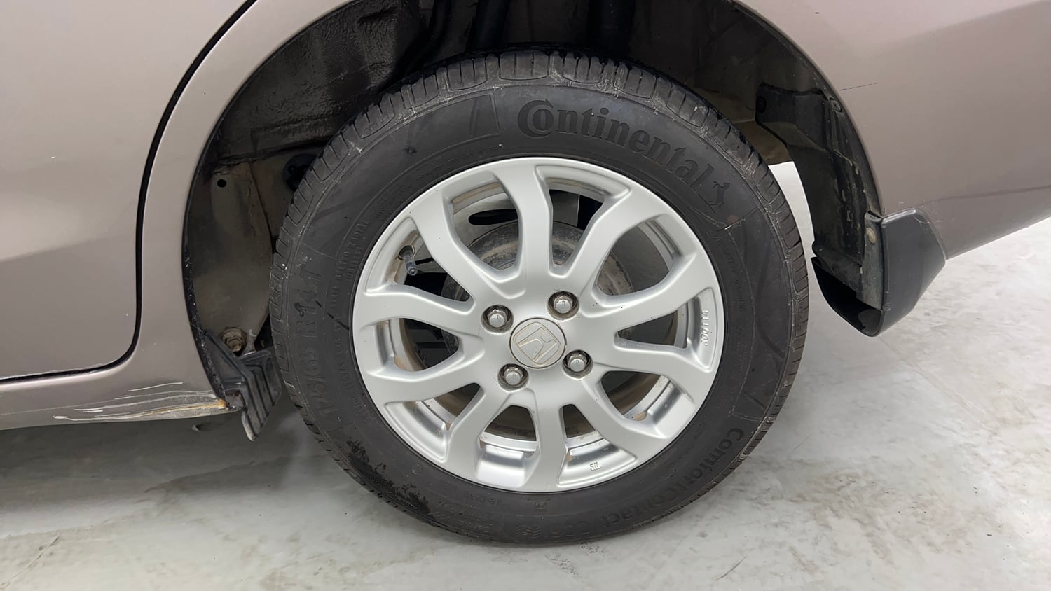 Used 2015 Honda Amaze 1.2 VX i-VTEC Petrol Manual tyres LEFT REAR TYRE RIM VIEW