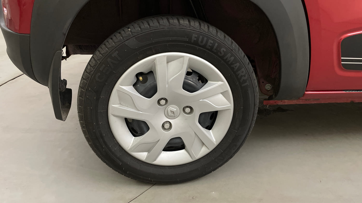 Used 2025 Renault Kwid RXT 1.0L AMT Petrol Automatic tyres RIGHT REAR TYRE RIM VIEW