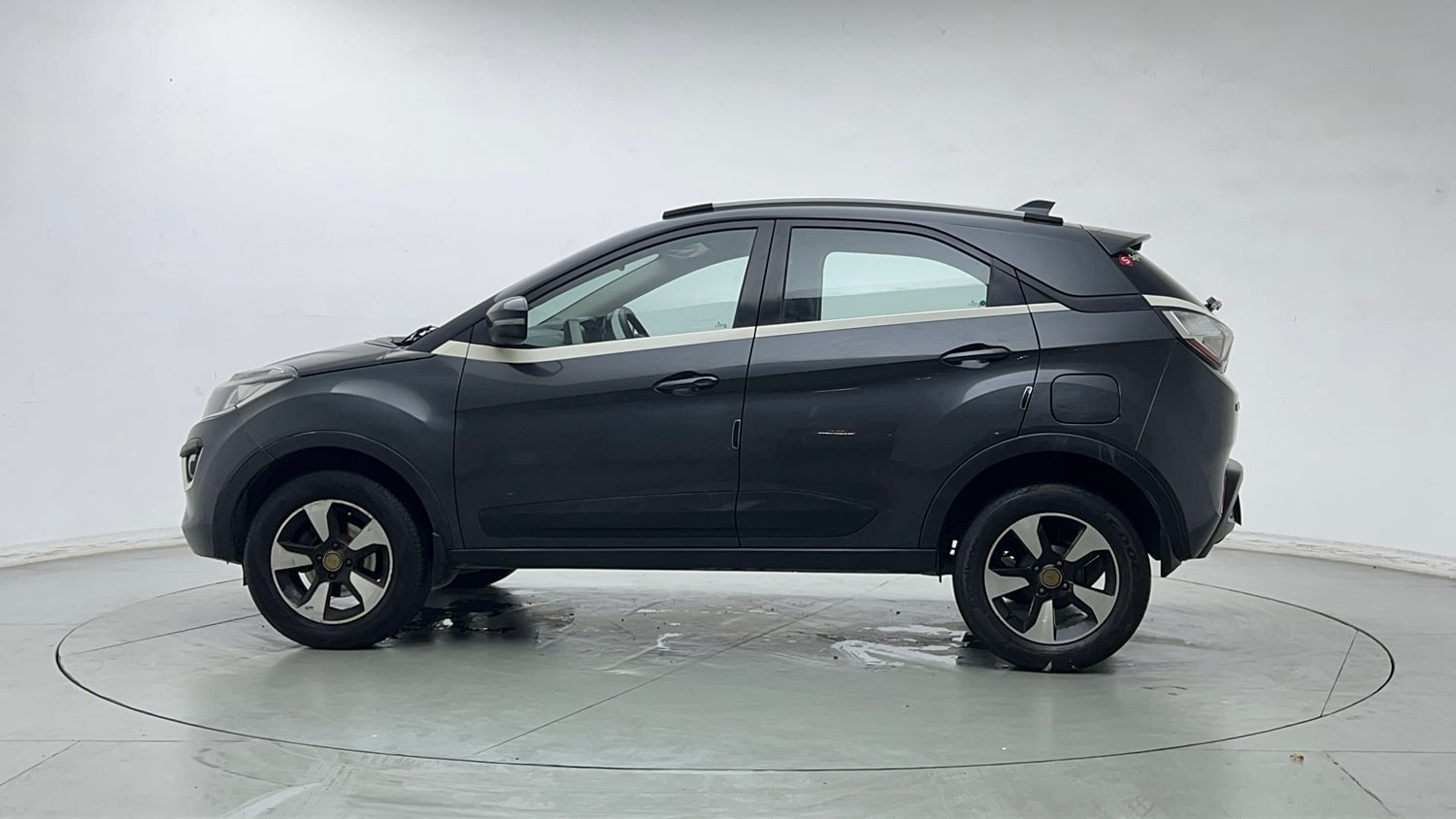 Used 2017 Tata Nexon XZ Plus Petrol Manual exterior LEFT SIDE VIEW