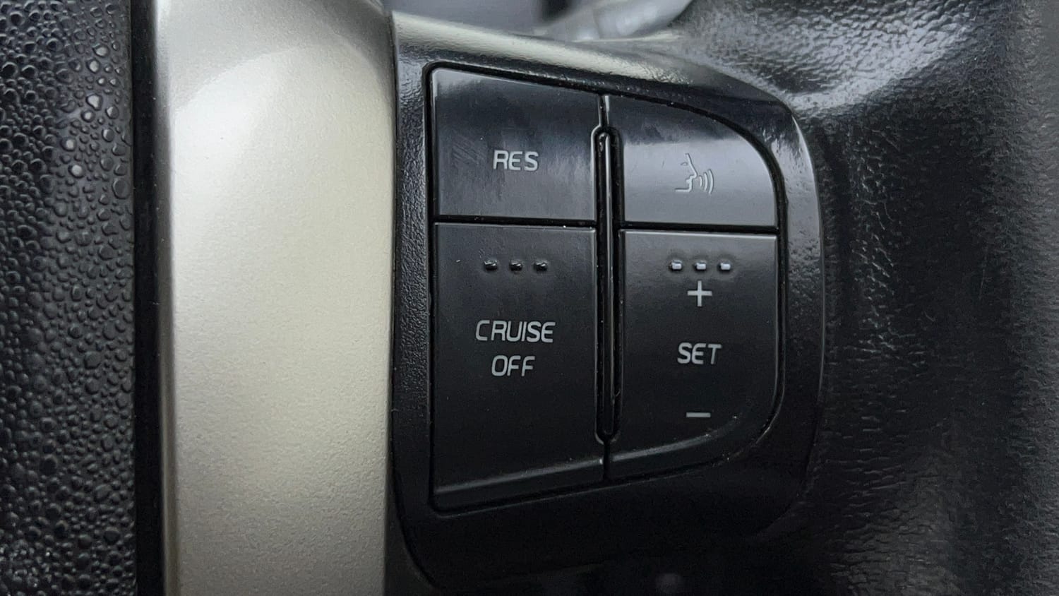 Used 2019 Mahindra XUV500 W9 Diesel Manual top_features Cruise control