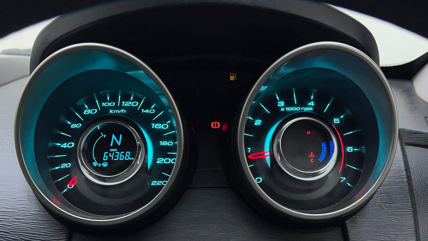 Used 2019 Mahindra XUV500 W9 Diesel Manual interior CLUSTERMETER VIEW