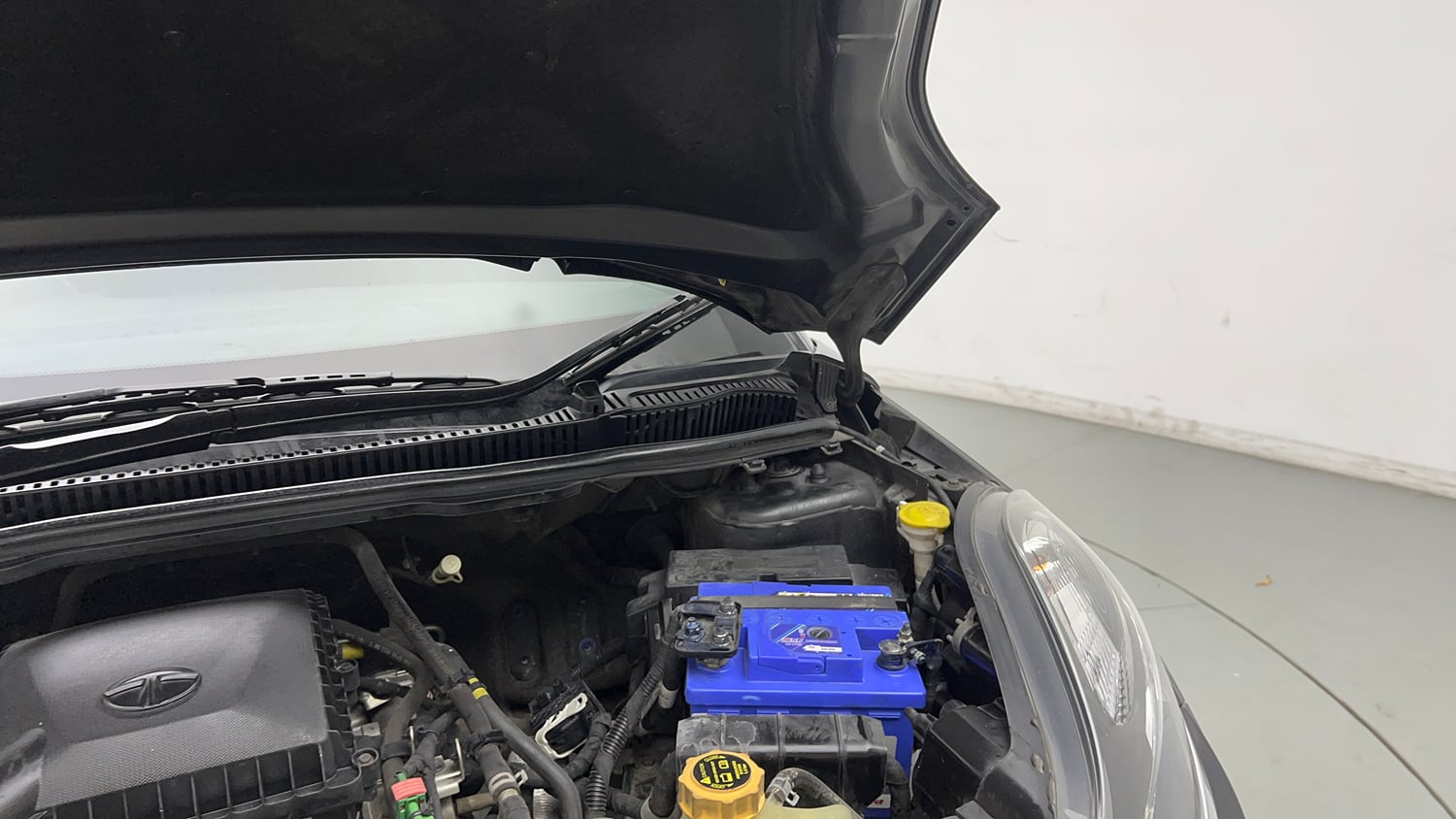 Used 2017 Tata Nexon XZ Plus Petrol Manual engine ENGINE LEFT SIDE HINGE & APRON VIEW