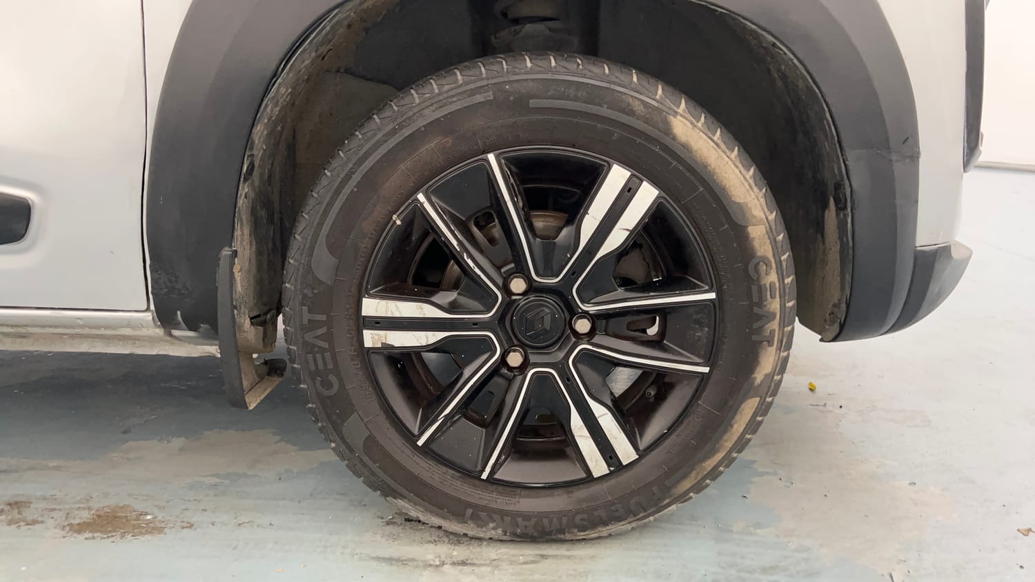 Used 2023 Renault Kwid CLIMBER AMT Petrol Automatic tyres RIGHT FRONT TYRE RIM VIEW