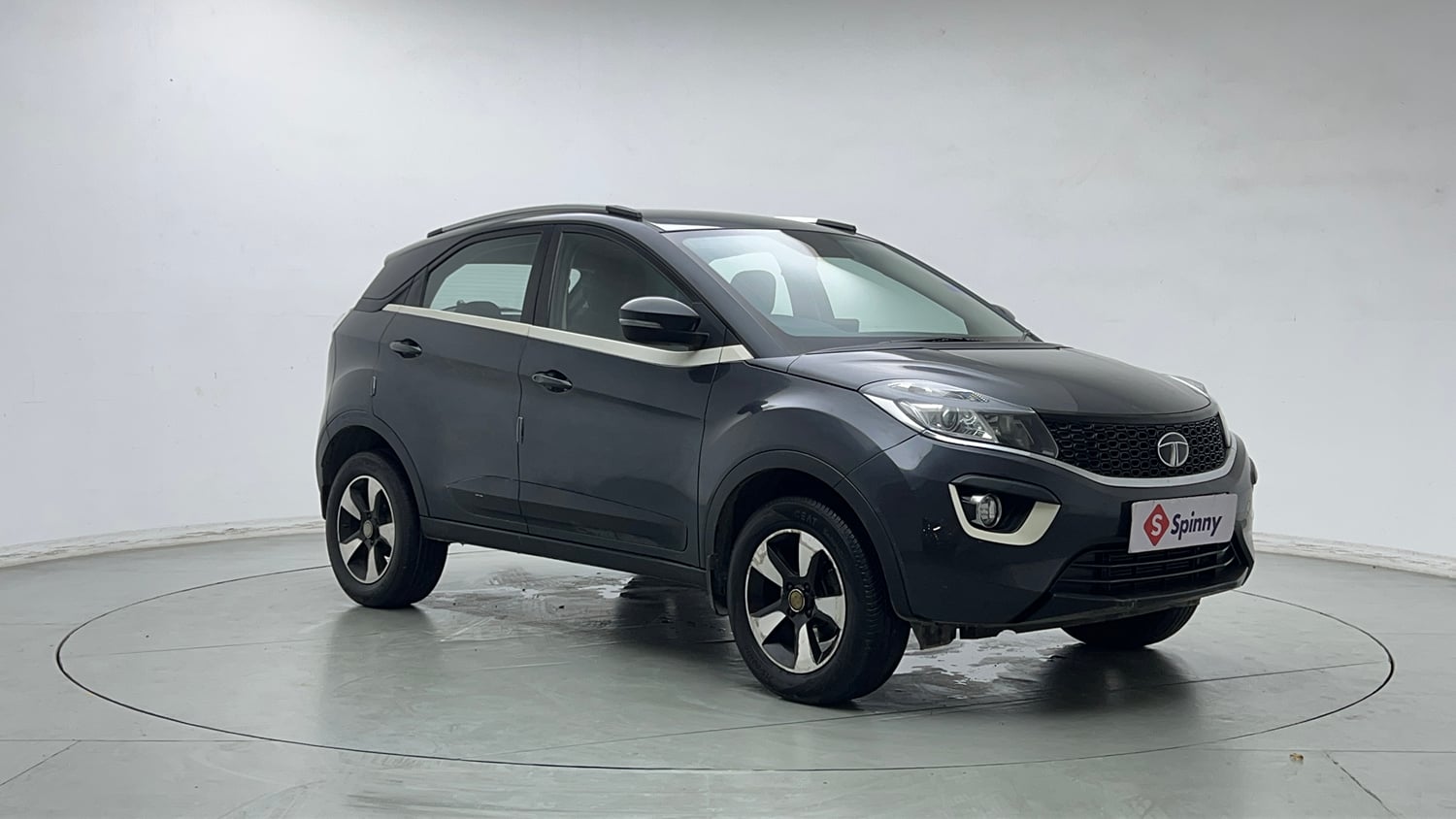 Used 2017 Tata Nexon XZ Plus Petrol Manual exterior RIGHT FRONT CORNER VIEW