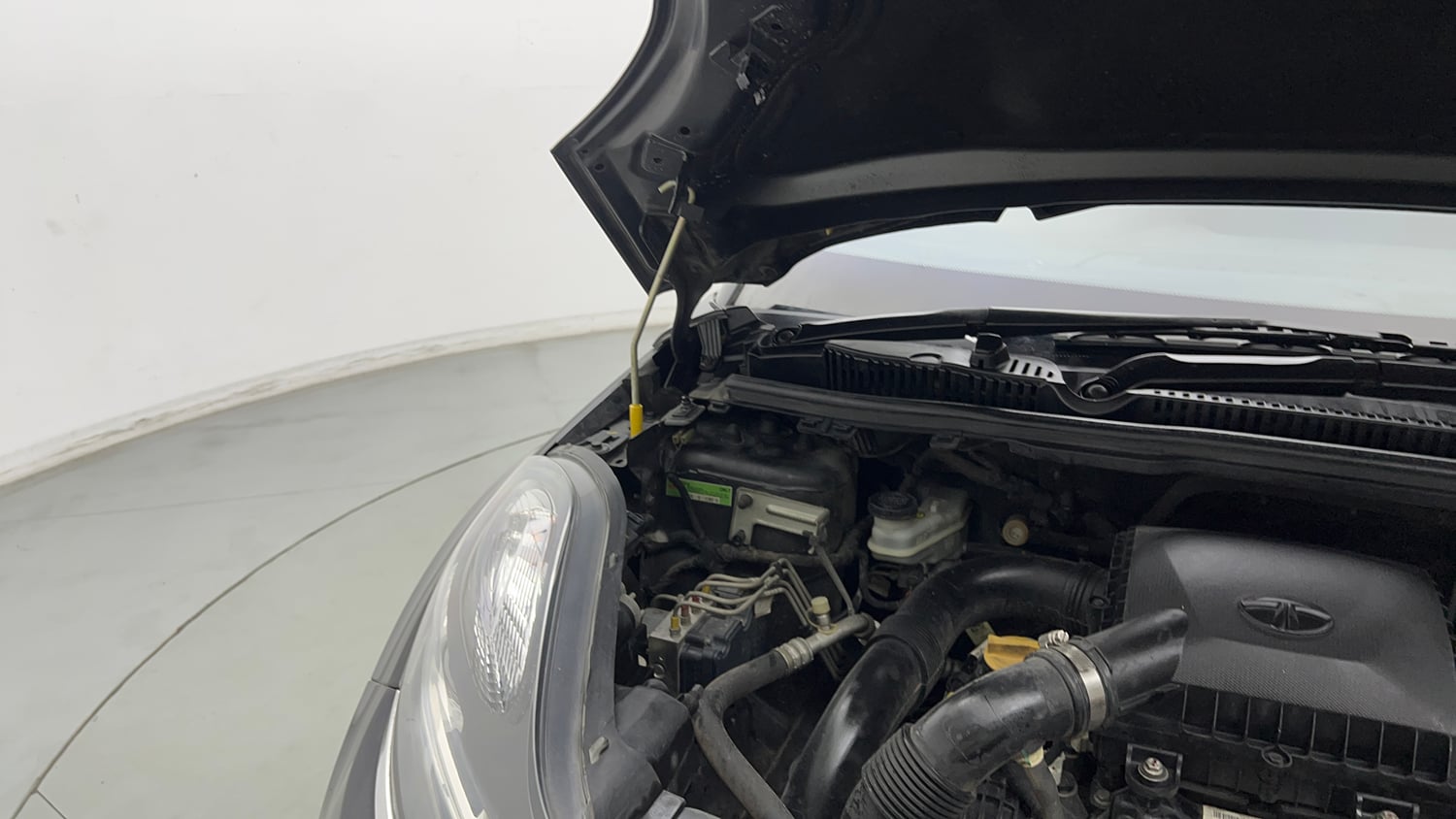 Used 2017 Tata Nexon XZ Plus Petrol Manual engine ENGINE RIGHT SIDE HINGE & APRON VIEW