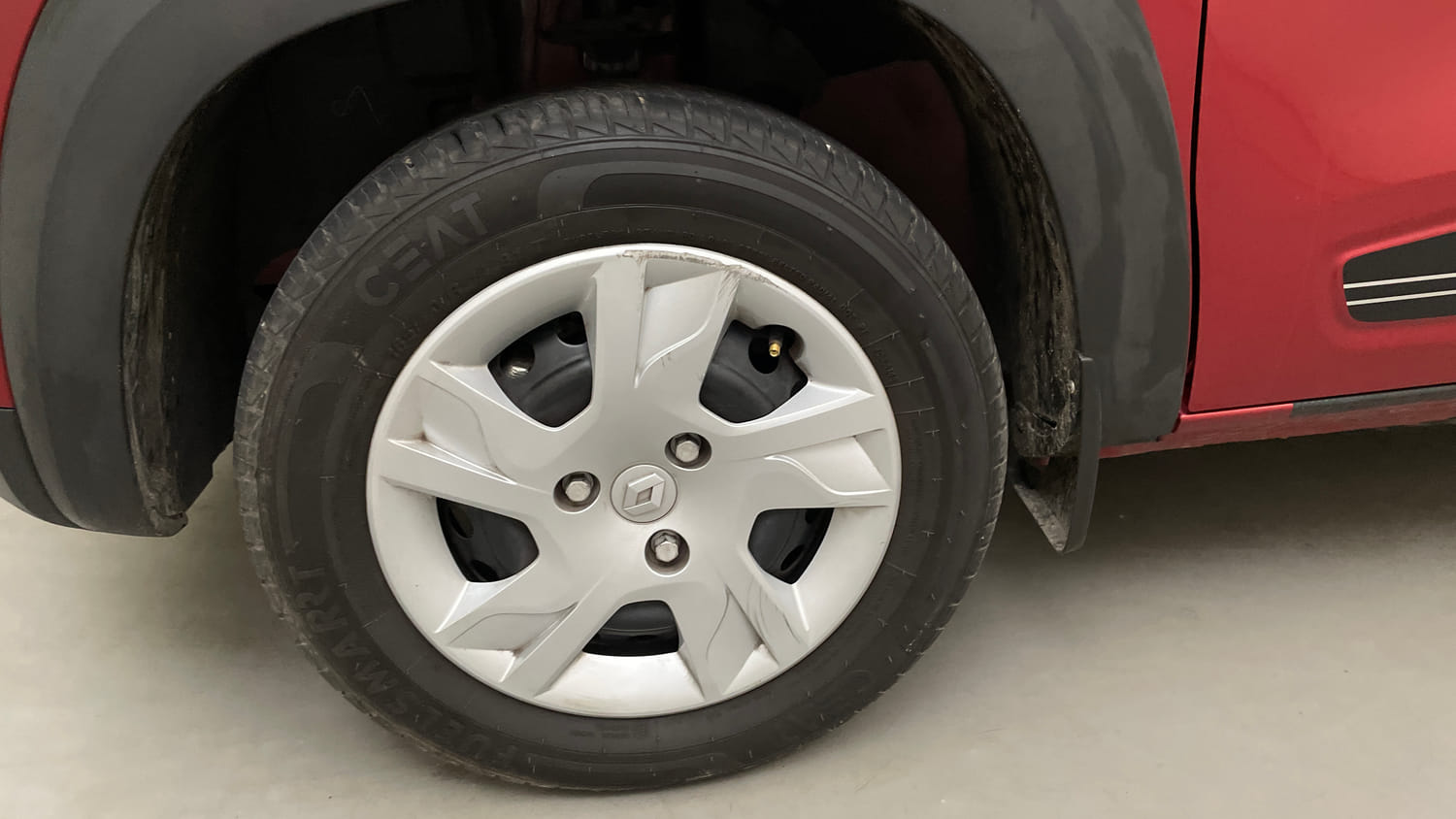 Used 2025 Renault Kwid RXT 1.0L AMT Petrol Automatic tyres LEFT FRONT TYRE RIM VIEW