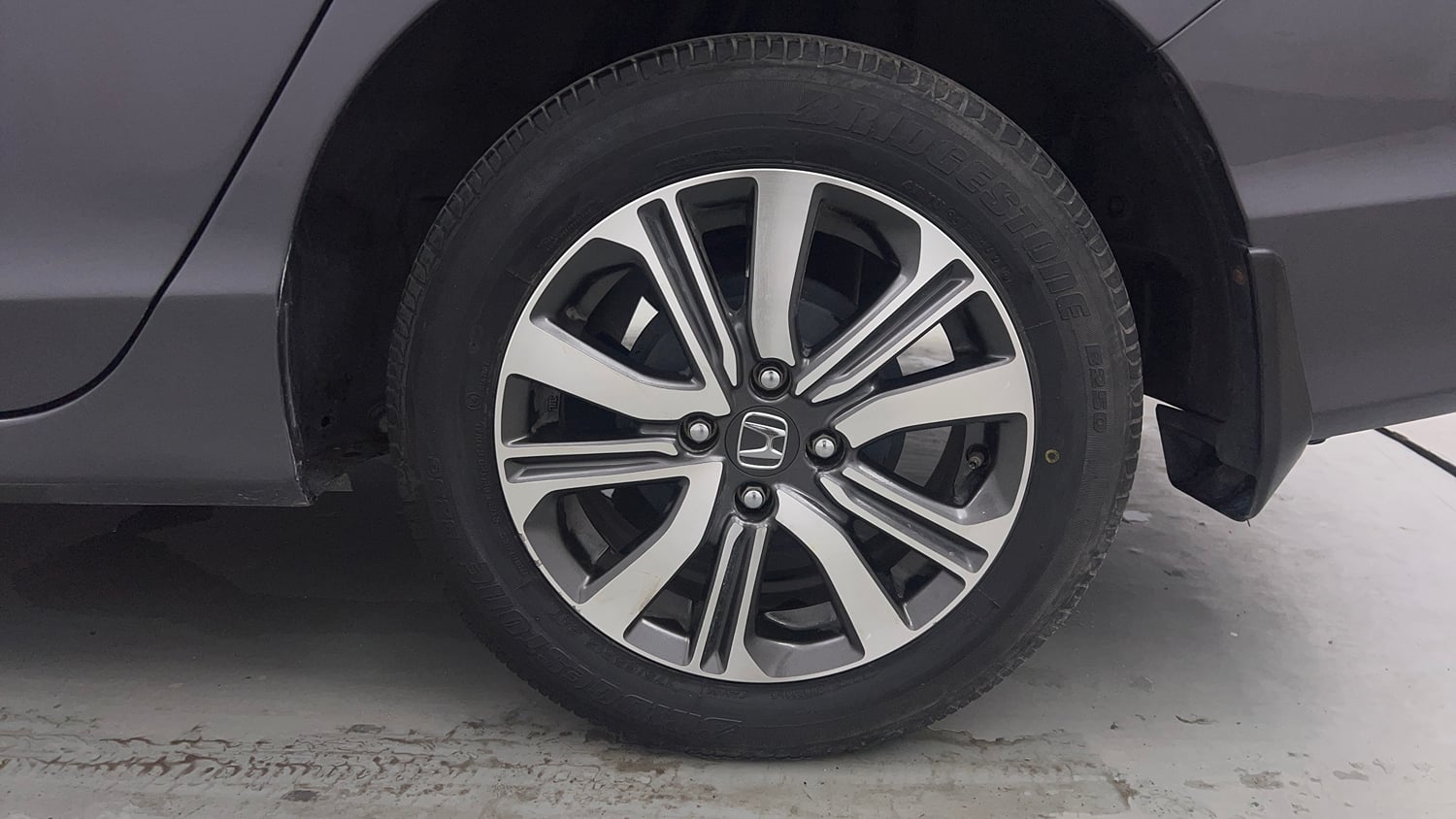 Used 2022 Honda City 4th Generation V Petrol Petrol Manual tyres LEFT REAR TYRE RIM VIEW