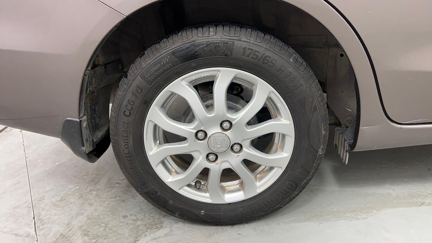 Used 2015 Honda Amaze 1.2 VX i-VTEC Petrol Manual tyres RIGHT REAR TYRE RIM VIEW