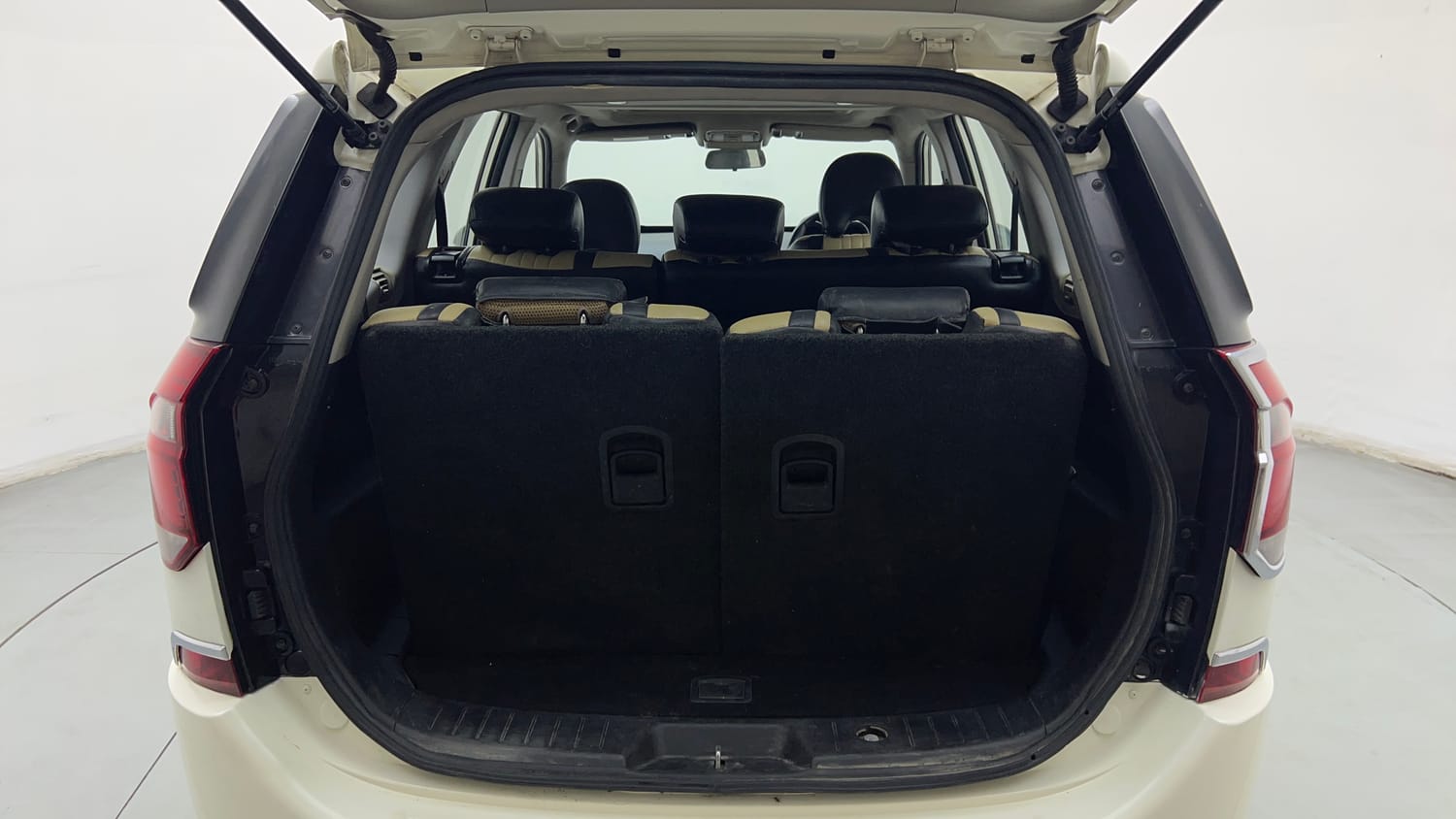 Used 2019 Mahindra XUV500 W9 Diesel Manual interior DICKY INSIDE VIEW