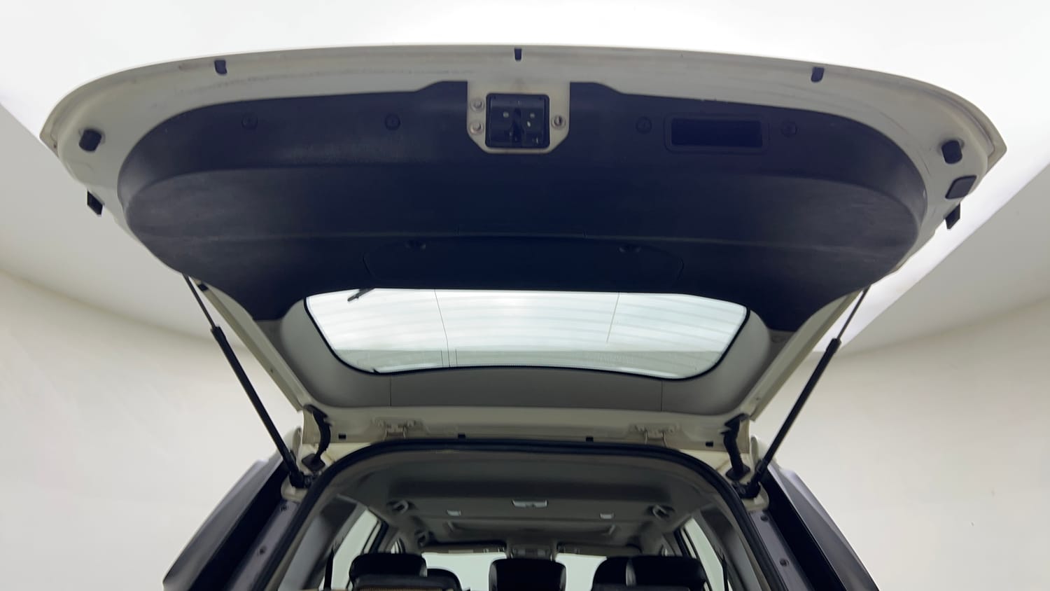 Used 2019 Mahindra XUV500 W9 Diesel Manual interior DICKY DOOR OPEN VIEW